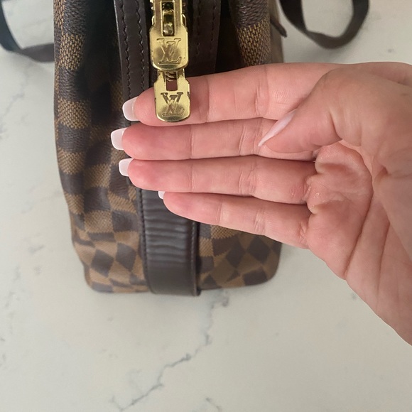 Authenticated Louis Vuitton Chelsea Zip Tote in Damier Ébène - Picture 2 of 11